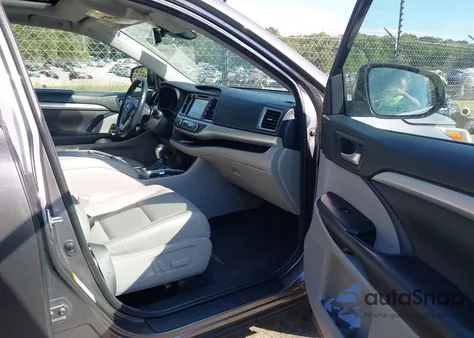 2018 Toyota Highlander Xle z USA, uszkodzony, nr VIN 5TDKZRFH7JS543957